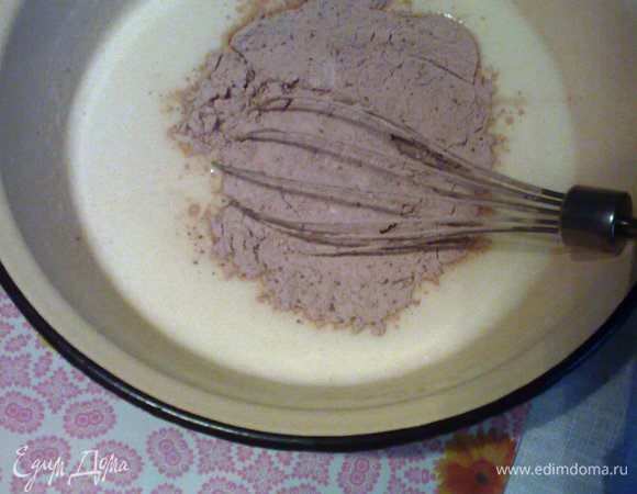 Муку просеять с какао и постепенно соединяем с яичной массой. Замесить однородное тесто.