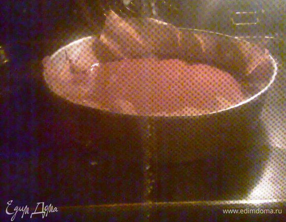 В разогретую духовку до 180° ставим наше тесто в форме, выстланной бумагой, приблизительно на 20 минут.