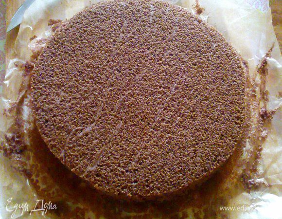 Готовый бисквит охладить и вырезать  по форме нашего мороженого.