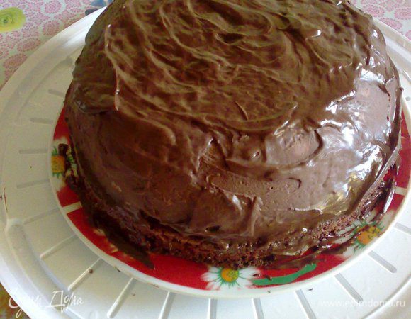 Приготовим глазурь из оставшегося шоколада и сливок (100 г и 50 мл). Немного остудить и полить торт-мороженое глазурью. Сверху украсить по желанию.
P.S. У меня честное слово не было времени на украшение, поэтому что оказалось под рукой - то и использовала, а именно белый шоколад)))