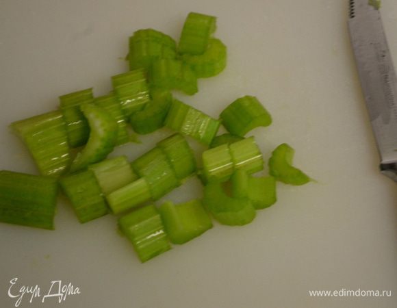 Сельдерей нарезать.