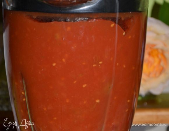 Помидоры выложить в блендер с сельдереем и бульоном. Взбить все вместе. Затем посолить и поперчить на вкус. 