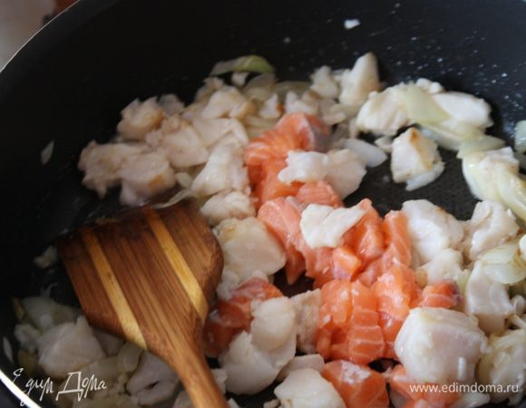 Лук нарезаем, как Вам нравится, полукольцами и кубиками, и обжариваем на сливочном масле. Потом добавляем к луку, нарезанную небольшими кусочками (1,5*1,5 см) рыбу и обжариваем пару минут на  небольшом огне.