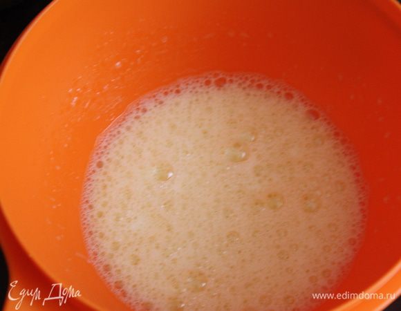 Яйца взбиваем с солью, и продолжая взбивать вливаем растительное масло и молоко.