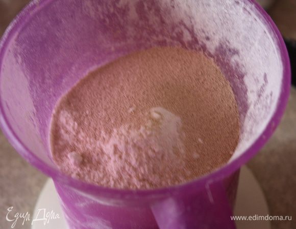 Муку смешиваем с дрожжами и просеиваем в нашу
молочную смесь.