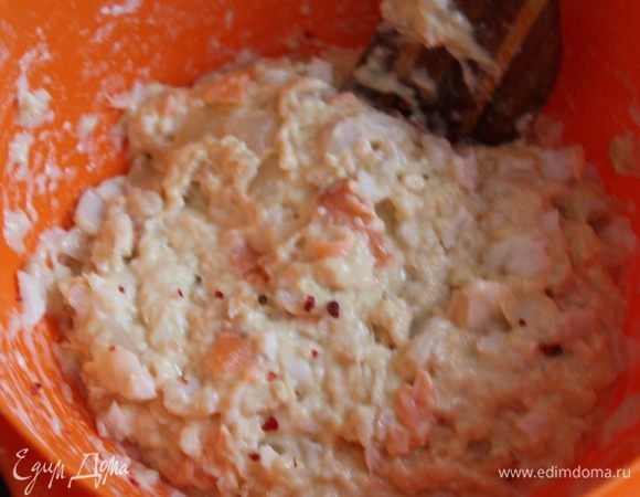  В тесто добавляем рыбу и измельченный розовый перец