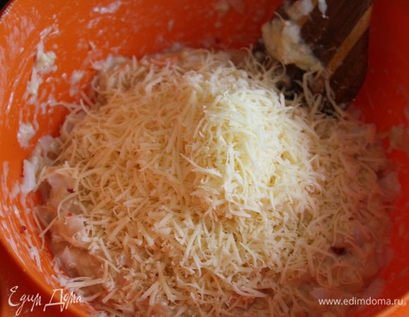 Сыр натираем на мелкой терке и отправляем в тесто,
все перемешиваем хорошенько.