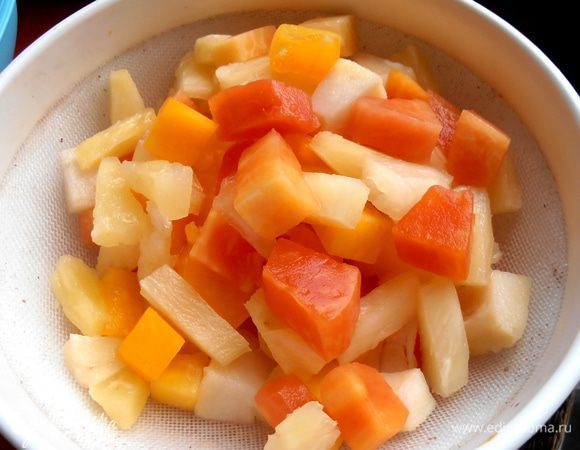 Откидываем всю баночку на сито,чтобы отделить сироп...