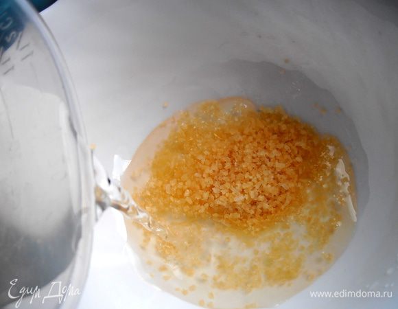 Ложку желатина заливаем сиропом от фруктов и оставляем набухать...