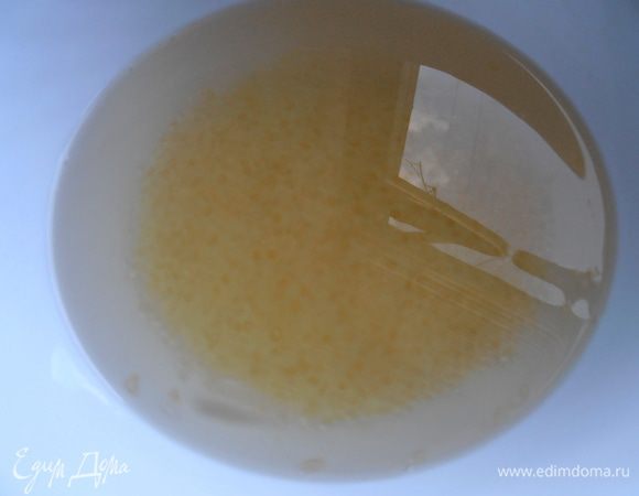 Затем ставим на водяную баню и,помешивая,растворяем весь желатин!