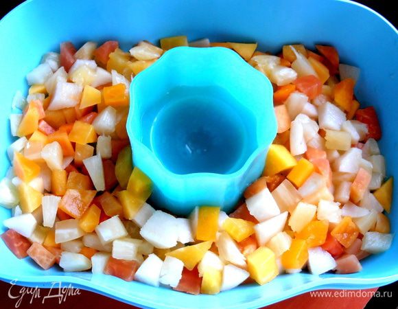 Распределяем по дну все кусочки фруктов...