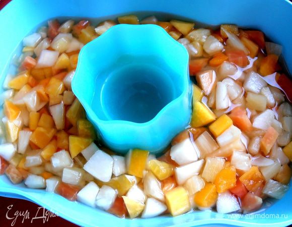 Отправляем форму в холодильник до застывания...Или в морозилку на полчаса,чтобы быстрее схватилось!