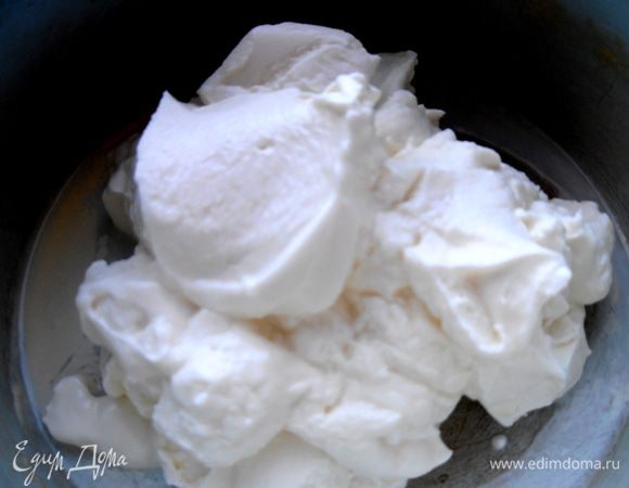 Переходим к творожному слою...Лучше взять пастообразный творог или взбить в блендере обычный...