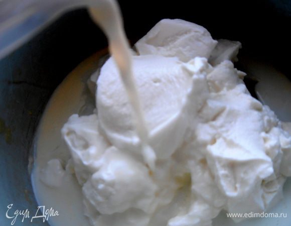 Вливаем молоко (или сливки или сметану)...Но молоко меньше всего добавляет блюду калорий!