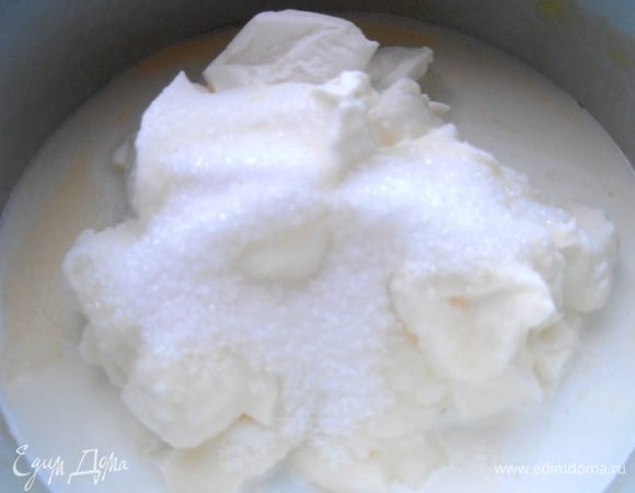 Всыпаем ваниль и сахар по вкусу...