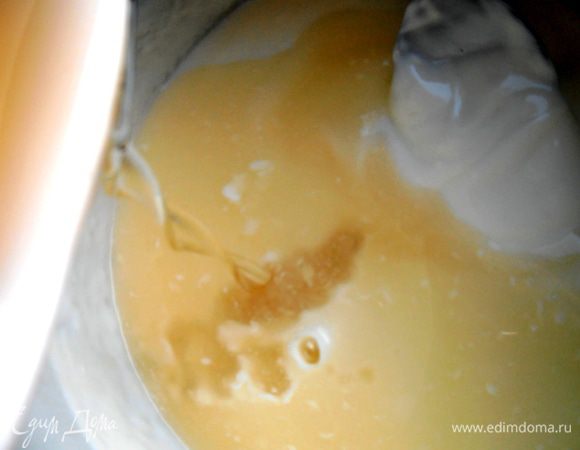 Вливаем желатин,помешивая,в творожную массу...