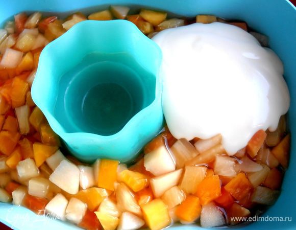 Когда фрукты застынут в сиропе,начинаем покрывать их творогом...