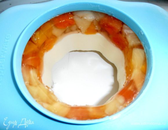 Когда желе схватится,переворачиваем и вынимаем вначале центральное кольцо...