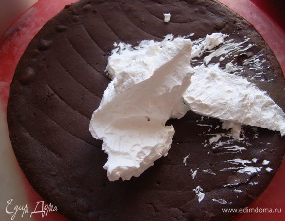 Холодные сливки взбиваем с сахарной пудрой, промазываем коржи кремом.