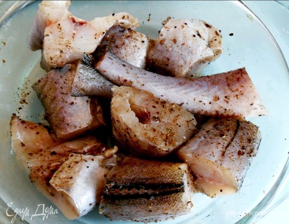 Нарезаем рыбу на порционные куски. Солим и перчим