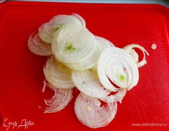 Нарезаем лук кольцами