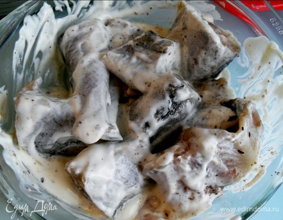 Добавляем в рыбу майонез и хорошо перемешиваем