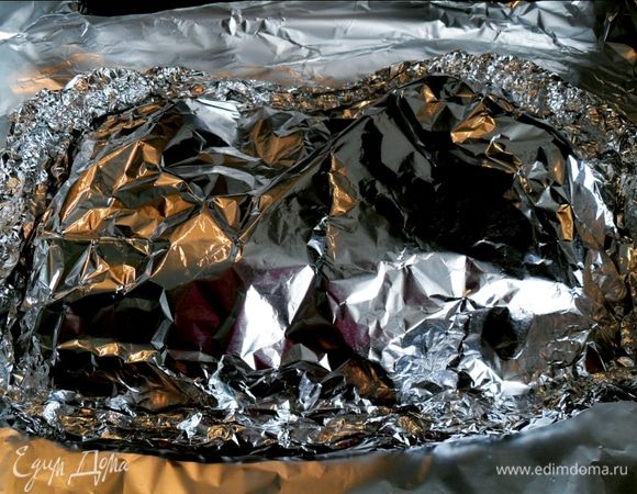 Заворачиваем и ставим в духовку на 40 минут при температуре 180 гр.
