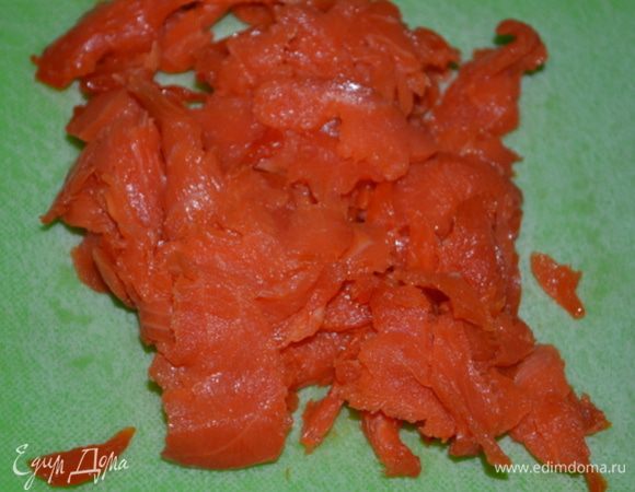 Семгу мелко нарезать.