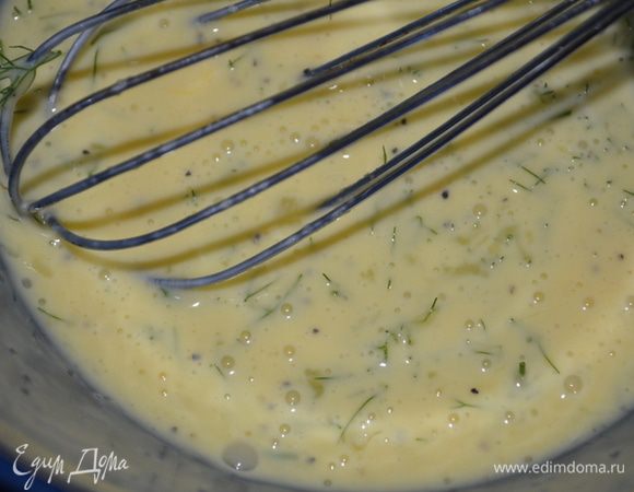 Яйца со сливками слегка взболтать. Добавить соль и перец, зелень и лук.