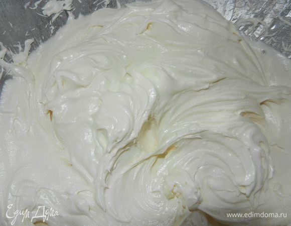 Размягченный сыр Филадельфия 2 упаковки по 250г и 1/2 ст. слив. масла комн. темп. взбить до получения мягкой массы. Смешать с 1 ч.л. ванильного экстракта, взбивать, постепенно добавляя 2 ст просеянной сахарной пудры. Получается 3 стакана крема (2 порции). Остатки хранить в холодильнике.
