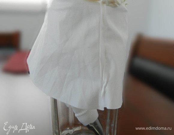 В стакан поместить мешочек, завернуть края, наполнить кремом. Для получения нескольких цветов можно разделить крем на несколько частей и добавлять несколько капель пищевой краски и смешивать, а потом только помещать в мешочек. Закрыть и скрутить для выдавливания. Украшать, как только ваша душа пожелает ))))) Крем получается очень вкусный.