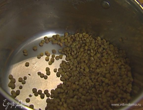 Чечевицу отварить согласно инструкции на упаковке.