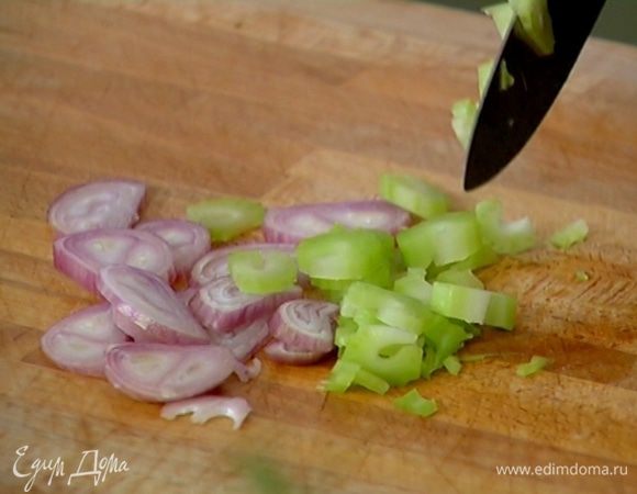 Красный лук почистить и нарезать кольцами.