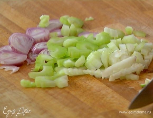 Сельдерей мелко порезать.