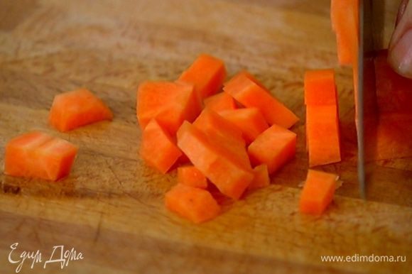 Морковь почистить, нарезать кубиками, отправить в сковороду с луком и чесноком, все перемешать.