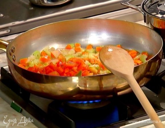 Сладкий перец, удалив перепонки и семена, нарезать кубиками, выложить в сковороду с овощами, перемешать и продолжать прогревать на небольшом огне.