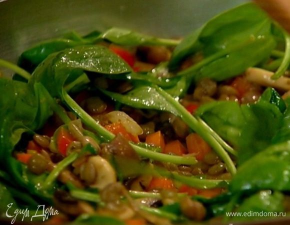 Добавить в сковороду готовую чечевицу, затем шпинат, перемешать, немного прогреть и выключить огонь. Перемешивать еще 30 секунд, затем влить бальзамический уксус и все еще раз перемешать.