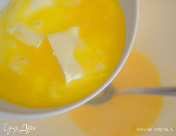 Добавить растопленное сливочное масло и муку.