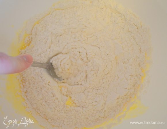 Замесить песочное тесто.