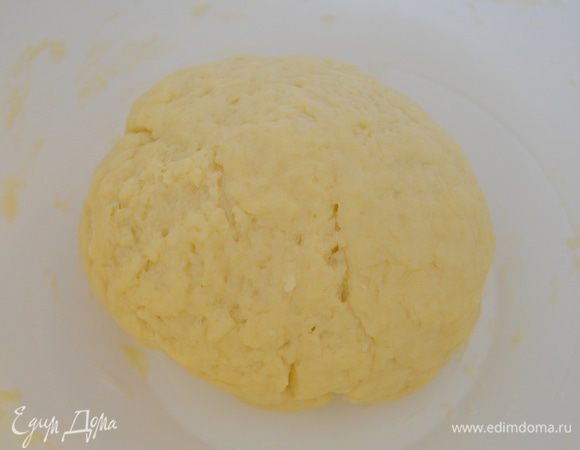 Тесто скатать в шар и убрать в холодильник, завернув в пленку на 30 минут. 