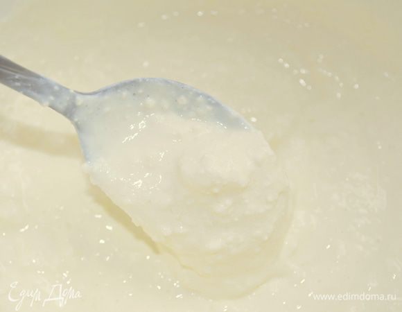 творог растереть со сметаной и лимонным соком. 