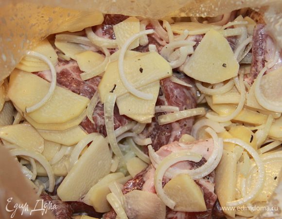 Мясо порезать на крупные порционные куски, картофель тонкими лепестками, лук полукольцами. Выложить всё в пакет, добавить майонез, соль, специи. Перемешать и оставить на 10 минут.