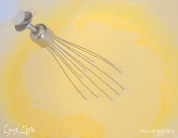 смешиваем яичную массу и творожную, взбиваем блендером