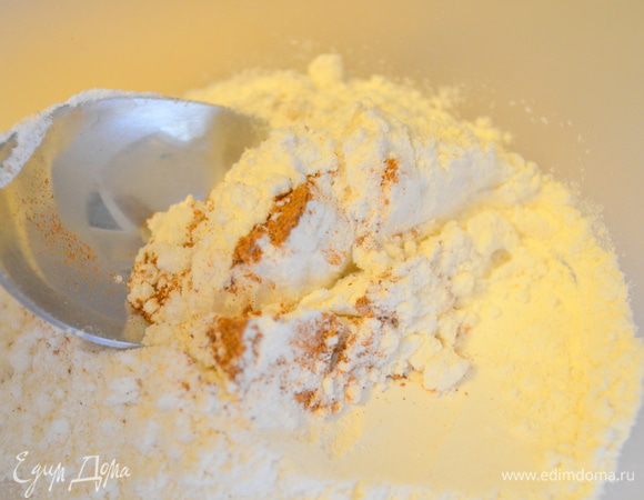 корицу смешать с мукой в отдельной мисочке