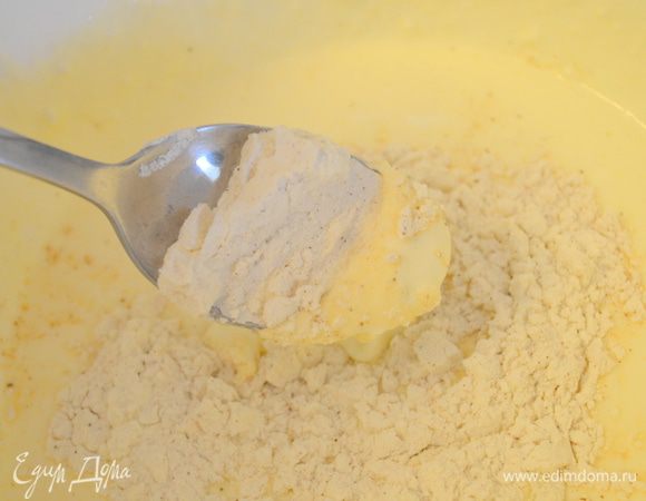 добавляем муку с корицей в творожную массу и все размешиваем