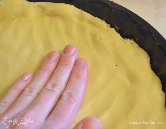 достаем тесто (оно достаточно нежное), руками распределяем по форме для выпечки, смазанной маслом (у меня 28 см неразъемная), делаем бортики