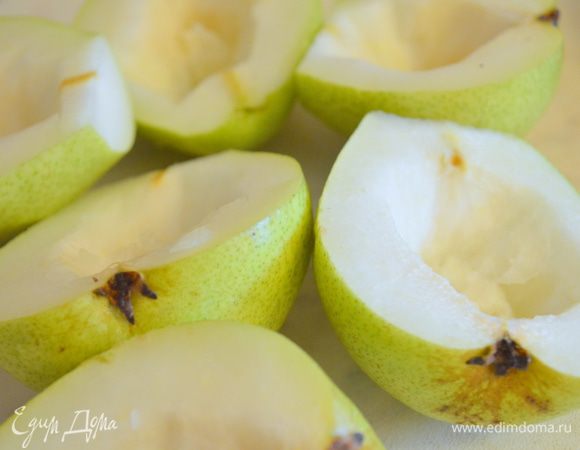 груши помыть (не чистить!!!), разрезать на половинки, убрать ложкой центр с семечками