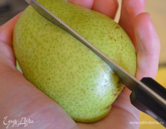 сделать вот такой надрез на коже у каждой груши