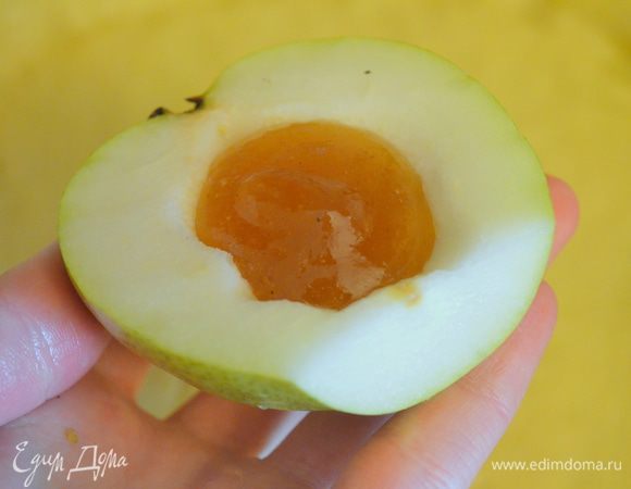 в центр кладем по 1 ложке или чуть больше джема 