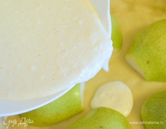 аккуратно льем творожную заливку в центр, пусть она сама растечется по пирогу